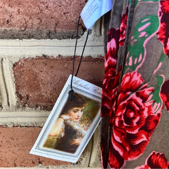 Floral with roses, Victorian scarf/shawl   New with tag - Picture 4 of 4